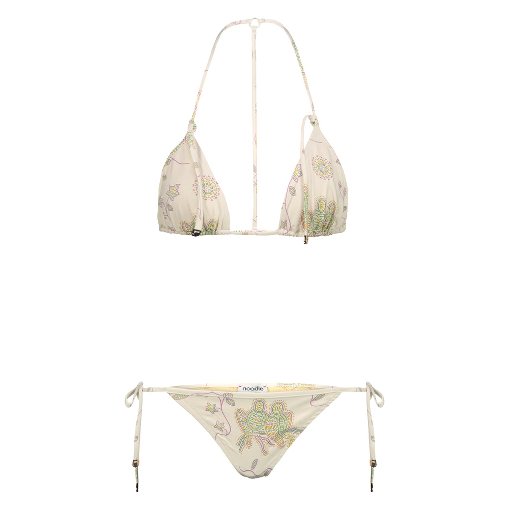 due pezzi bikini Noodle Beachwear Ellie di colore bianco latte con stampa di pappagalli a mosaico dalla collezione estiva del 2025 Noodle Mirage
white printed parrots Ellie bikini of Noodle Beachwear from the 2025 Noodle Mirage Collection