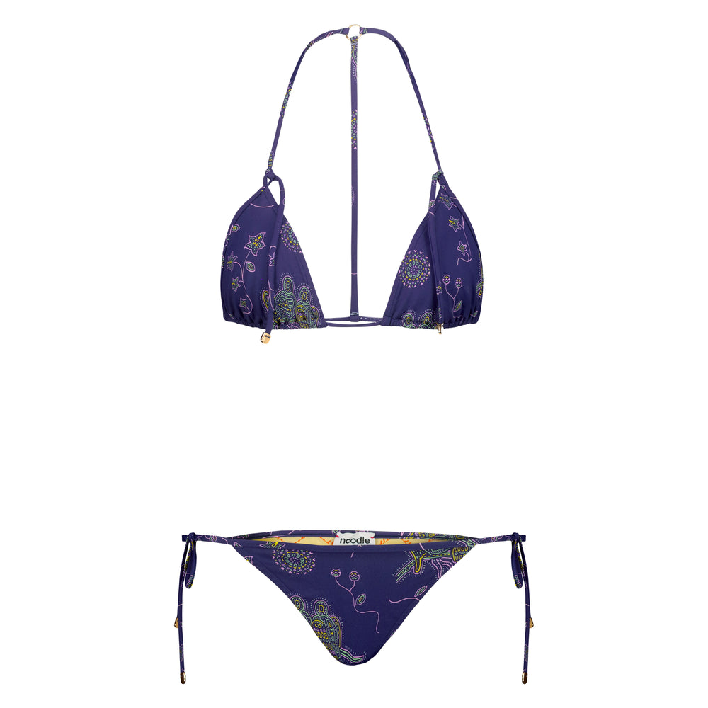 due pezzi bikini Noodle Beachwear Ellie di colore blu notte con stampa di pappagalli a mosaico dalla collezione estiva del 2025 Noodle Mirage
white printed parrots Ellie bikini of Noodle Beachwear from the 2025 Noodle Mirage Collection

la stampa è verde rosa e gialla 
the print is purple green and yellow