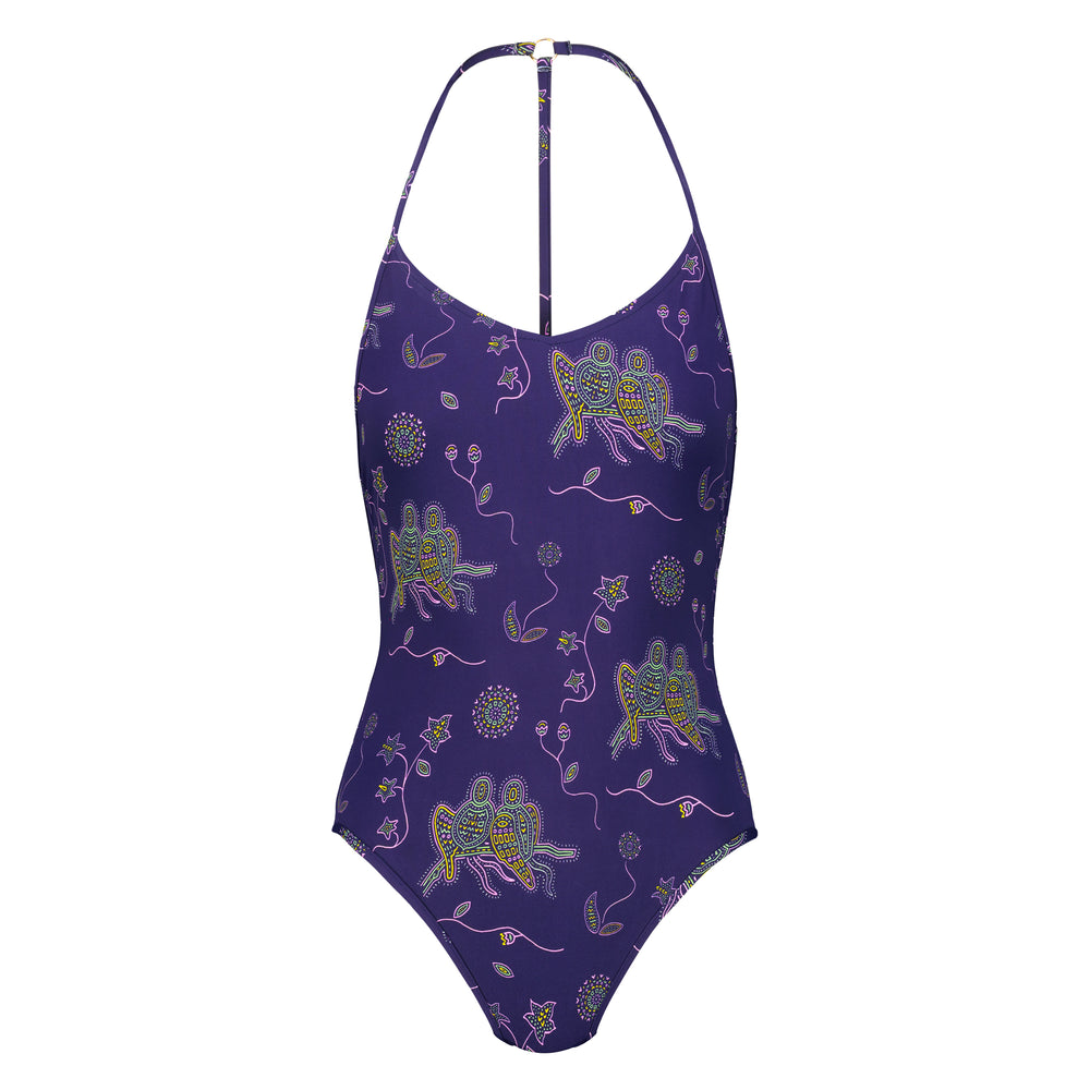costume intero jill di colore blu notte con stampa a mosaico di pappagalli verdi gialli e viola con sole e fiori onirici dalla collezione nuova 2025 noodle mirage estiva di Noodle Beachwear

Jill one-piece dark blue swimsuit with mosaic print of green yellow and purple parrots with dreamlike sun and flowers from the new 2025 noodle mirage summer collection by Noodle Beachwear