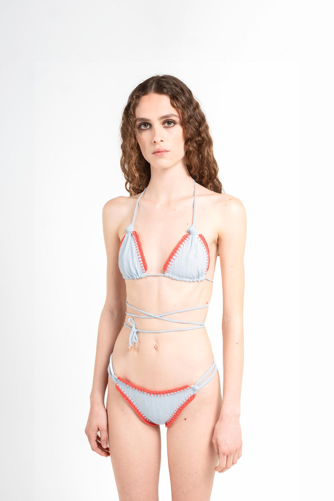 donna indossa costume celeste con ricami rossi ricamati a mano a uncinetto di nome Lucy dalla collezione estiva 2025 di Noodle Beachwear chiamata Noodle Mirage


woman wears light blue swimsuit with red hand crochet embroidery named Lucy from Noodle Beachwear summer 2025 collection called Noodle Mirage