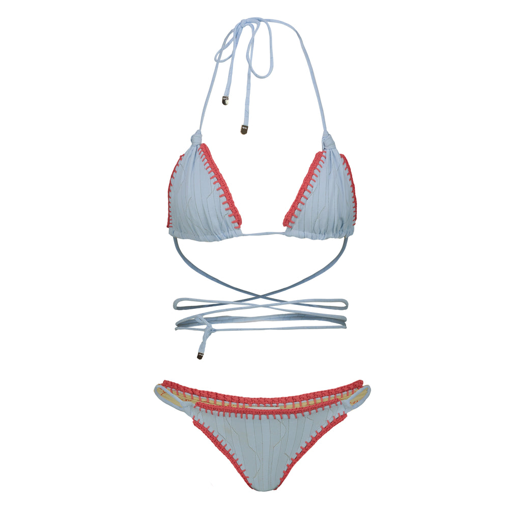 bikini celeste con linee e contorni rossi ricamati a mano a uncinetto di nome Lucy dalla collezione estiva 2025 di Noodle Beachwear chiamata Noodle Mirage 
light blue bikini with red lines and outlines embroidered by hand in crochet named Lucy from the 2025 summer collection by Noodle Beachwear called Noodle Mirage 
