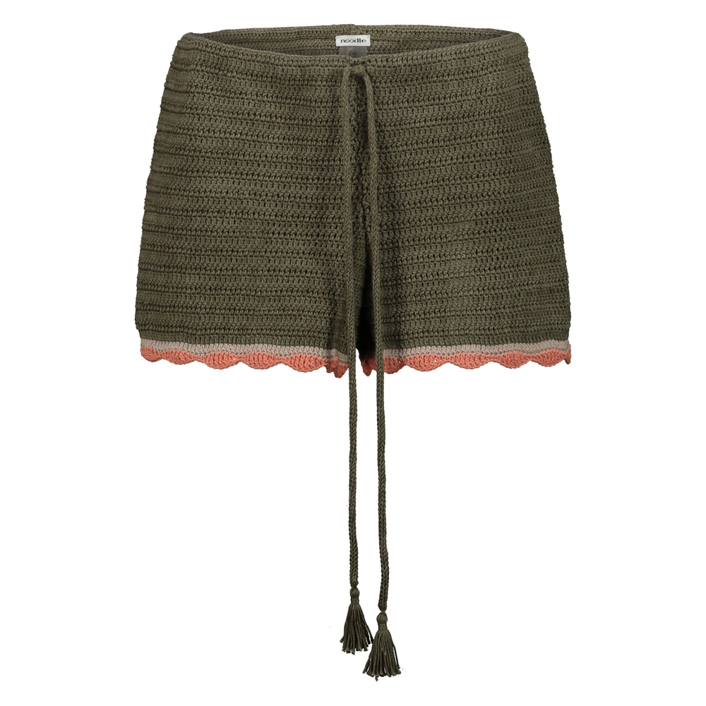 frontale di pantaloncino Nala di colore verde militare dalla collezione estiva del 2025 Noodle Mirage di Noodle Beachwear
front of knitted shorts miltary green called Nala from the Noodle Beachwear 2025 Noodle Mirage collection 