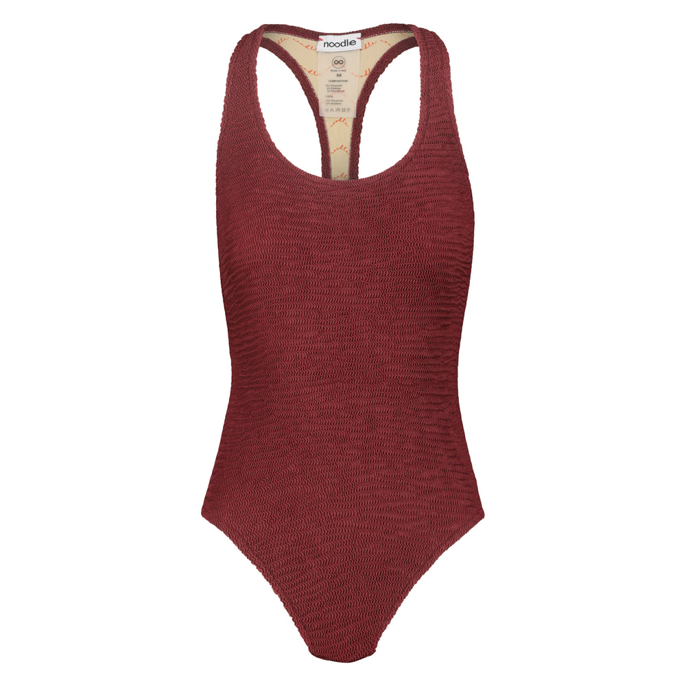 costume intero per donna goffrato chiamato saana di colore bordeaux dalla collezione dell'estate 2025 chiamata Noodle Mirage di Noodle Beachwear made in Italy

embossed one-piece girl bordeaux swimwear called saana from Noodle Beachwear 2025 summer collection  called Noodle Mirage