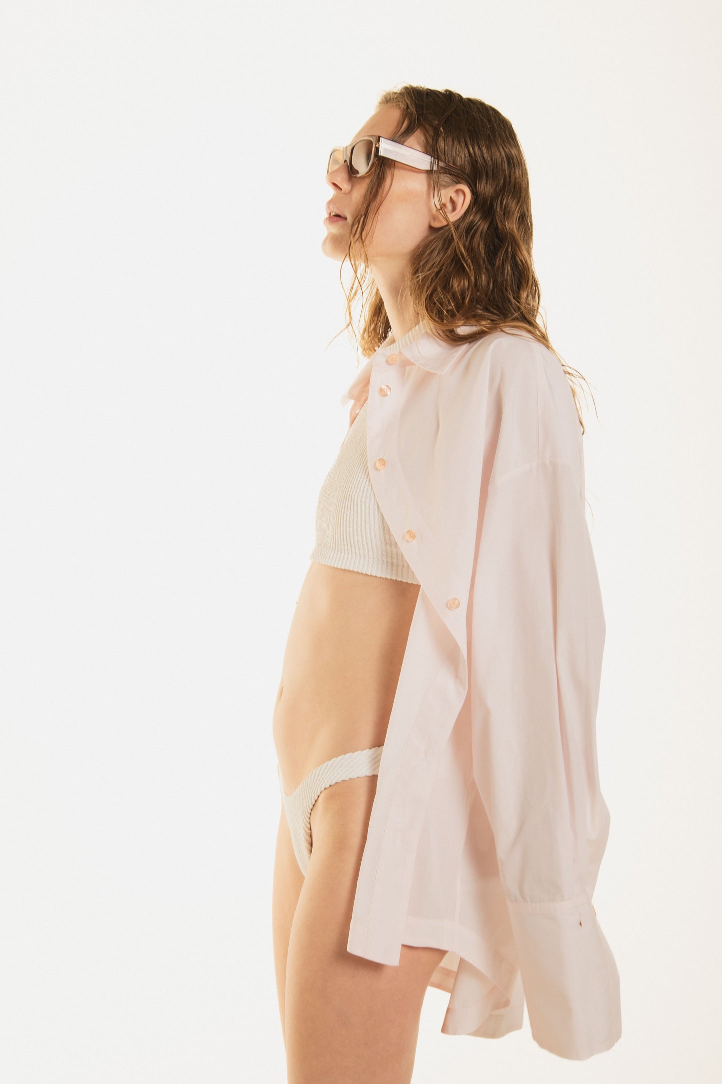 
                  
                    Noodle Beachwear oversize shirt in blush pink cotton with a curved row of gold jewel buttons. Maxi fit, long sleeves and effortless drape — the ultimate luxury beach cover-up. Made in Italy.
                  
                