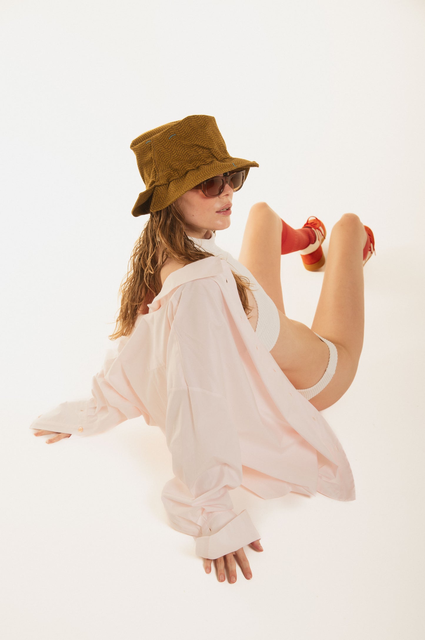 
                  
                    back view of Noodle Beachwear oversize shirt in blush pink cotton with a curved row of gold jewel buttons. Maxi fit, long sleeves and effortless drape — the ultimate luxury beach cover-up. Made in Italy.
                  
                