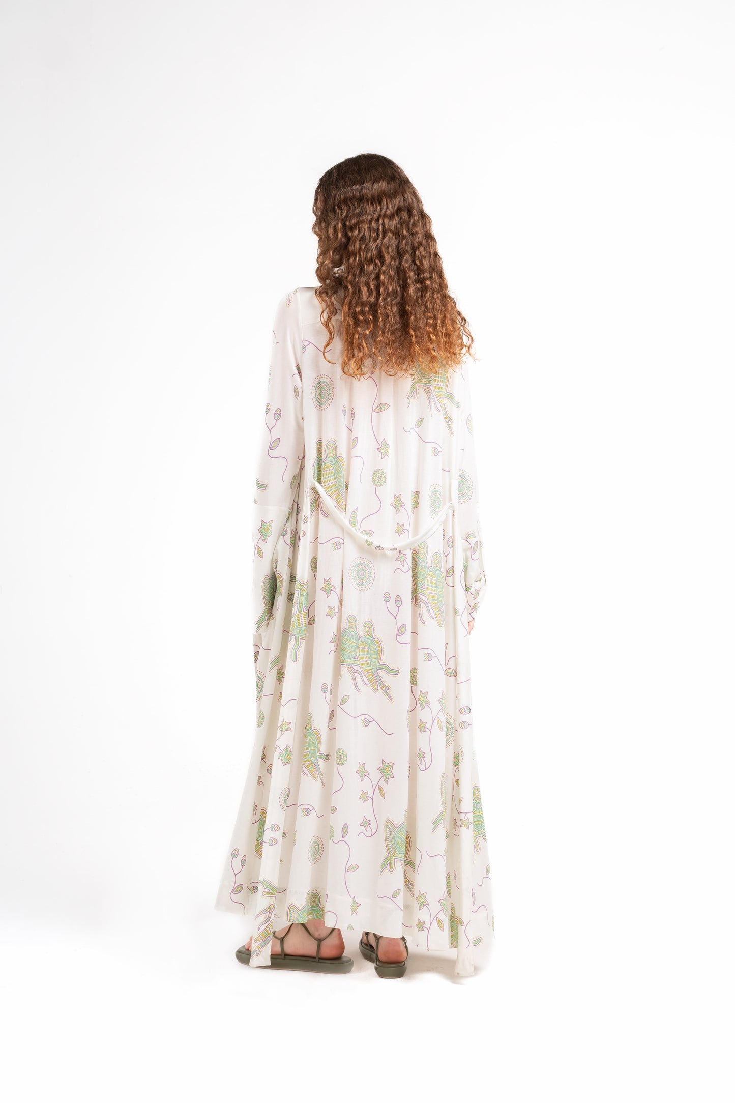 
                  
                    donna di spalle indossa tuyo kimono bianco latte con stampa pappagalli colorati con texture a mosaico di Noodle Beachwear dalla collezione 2025 estiva Noodle Mirage

back of girl wearing tuyo kimono printed whitewith print of colorful parrot and texture
                  
                