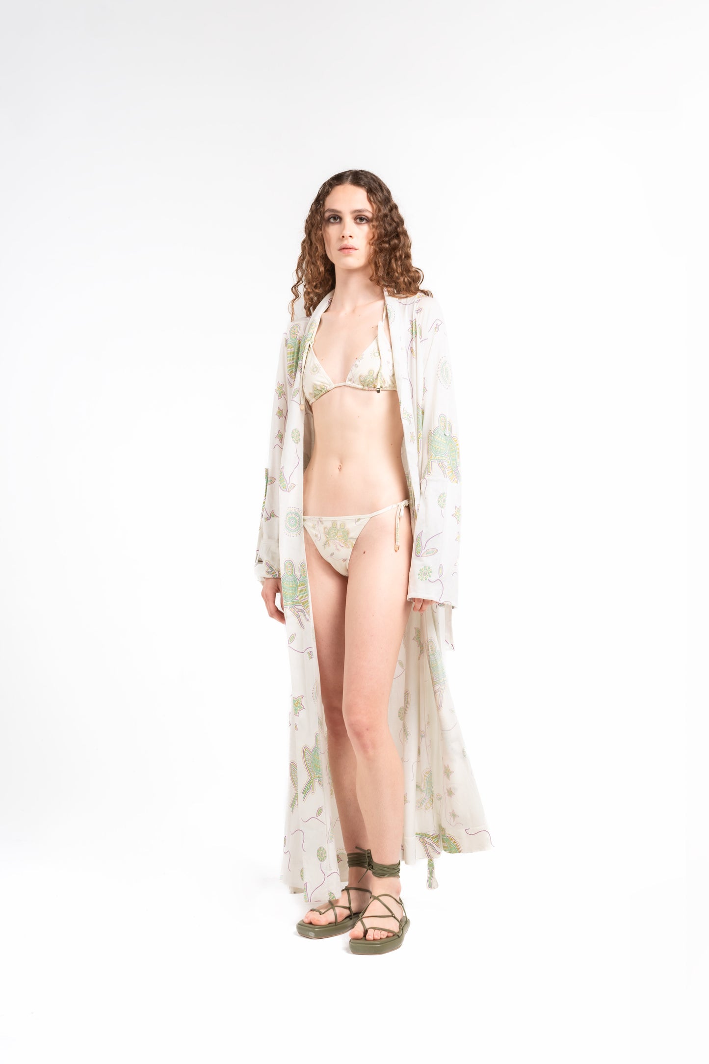 
                  
                    frontale di donna indossa tuyo kimono bianco latte con stampa pappagalli colorati con texture a mosaico di Noodle Beachwear dalla collezione 2025 estiva Noodle Mirage

front of girl wearing tuyo kimono printed whitewith print of colorful parrot and texture
                  
                
