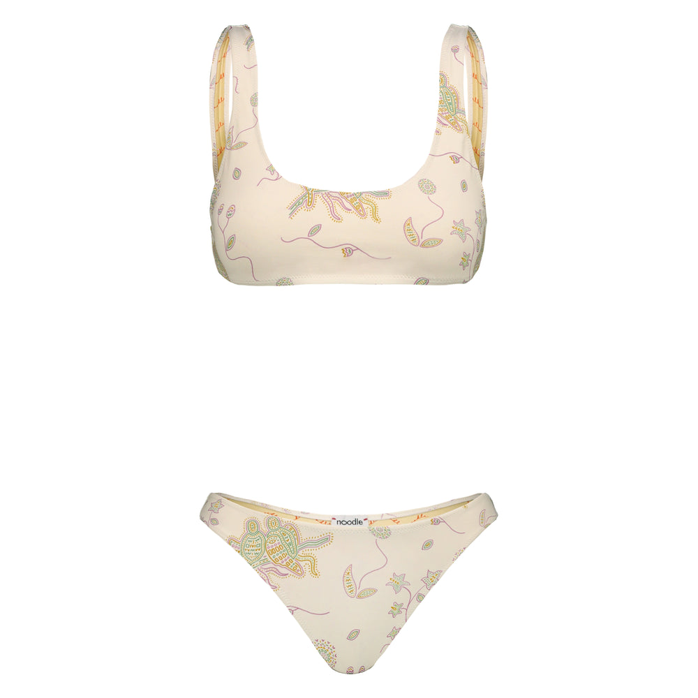 bikini Zoe di colore bianco latte con stampa a mosaico di pappagalli verdi gialli e viola con sole e fiori onirici dalla collezione nuova 2025 noodle mirage estiva di Noodle Beachwear

Zoe two-pieces milk white bikini with mosaic print of green yellow and purple parrots with dreamlike sun and flowers from the new 2025 noodle mirage summer collection by Noodle Beachwear